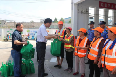 夏日送清涼，情系環衛工——唐進開展夏季“送清涼”慰問活動